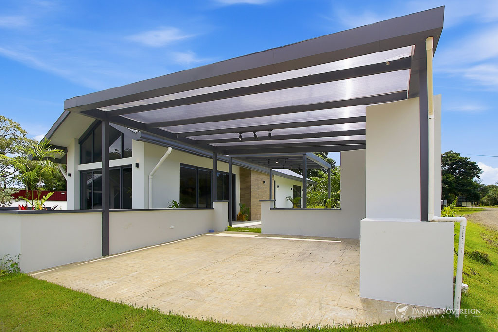 Área exterior con piscina pequeña, terraza cubierta, jardín tropical y zona social al aire libre
