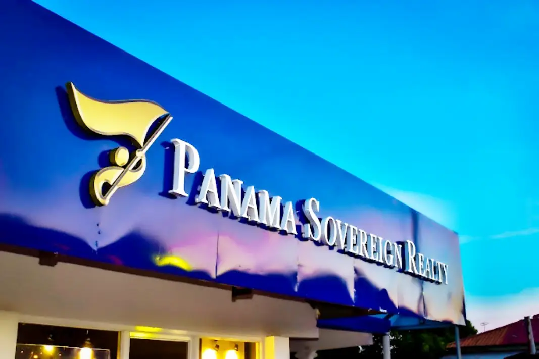 comprar-bienes-raices-panama-sovereign-realty El letrero de Panama Sovereign Realty en la oficina de nuestra agencia.