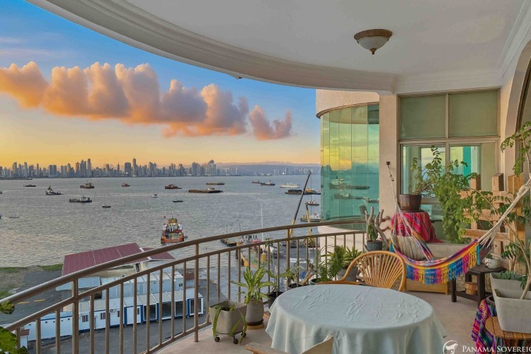 Un condominio con vista a la bahía en Ciudad de Panamá.