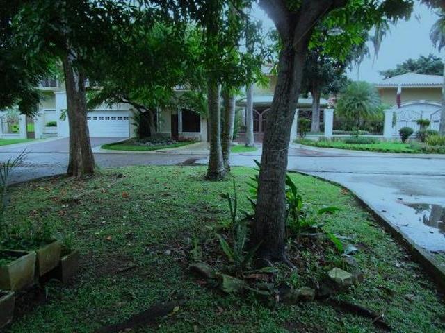 LOTE EN ALTOS DE AMADOR CON VIVIENDA DE DOS NIVELES