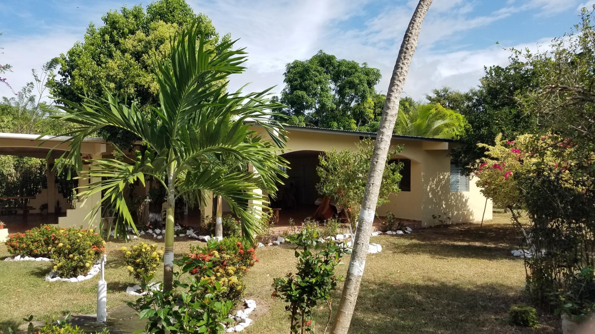 Lote de 1.4 hectáreas con casa de campo en Río Hato