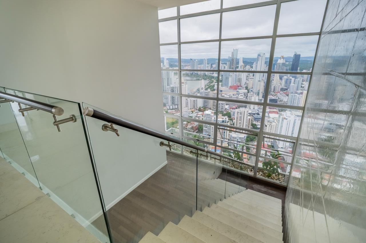 En venta Villa Sky Lujoso Penthouse de 4 niveles En Q Tower Punta Pacífica