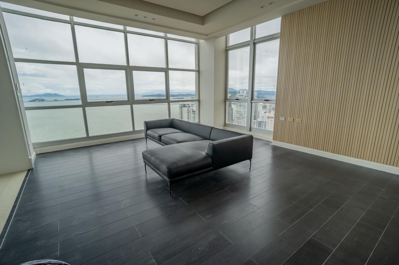 En venta Villa Sky Lujoso Penthouse de 4 niveles En Q Tower Punta Pacífica