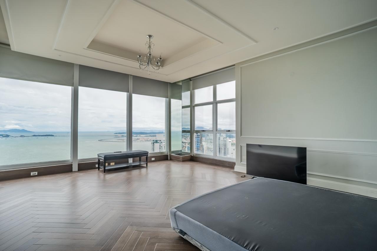 En venta Villa Sky Lujoso Penthouse de 4 niveles En Q Tower Punta Pacífica