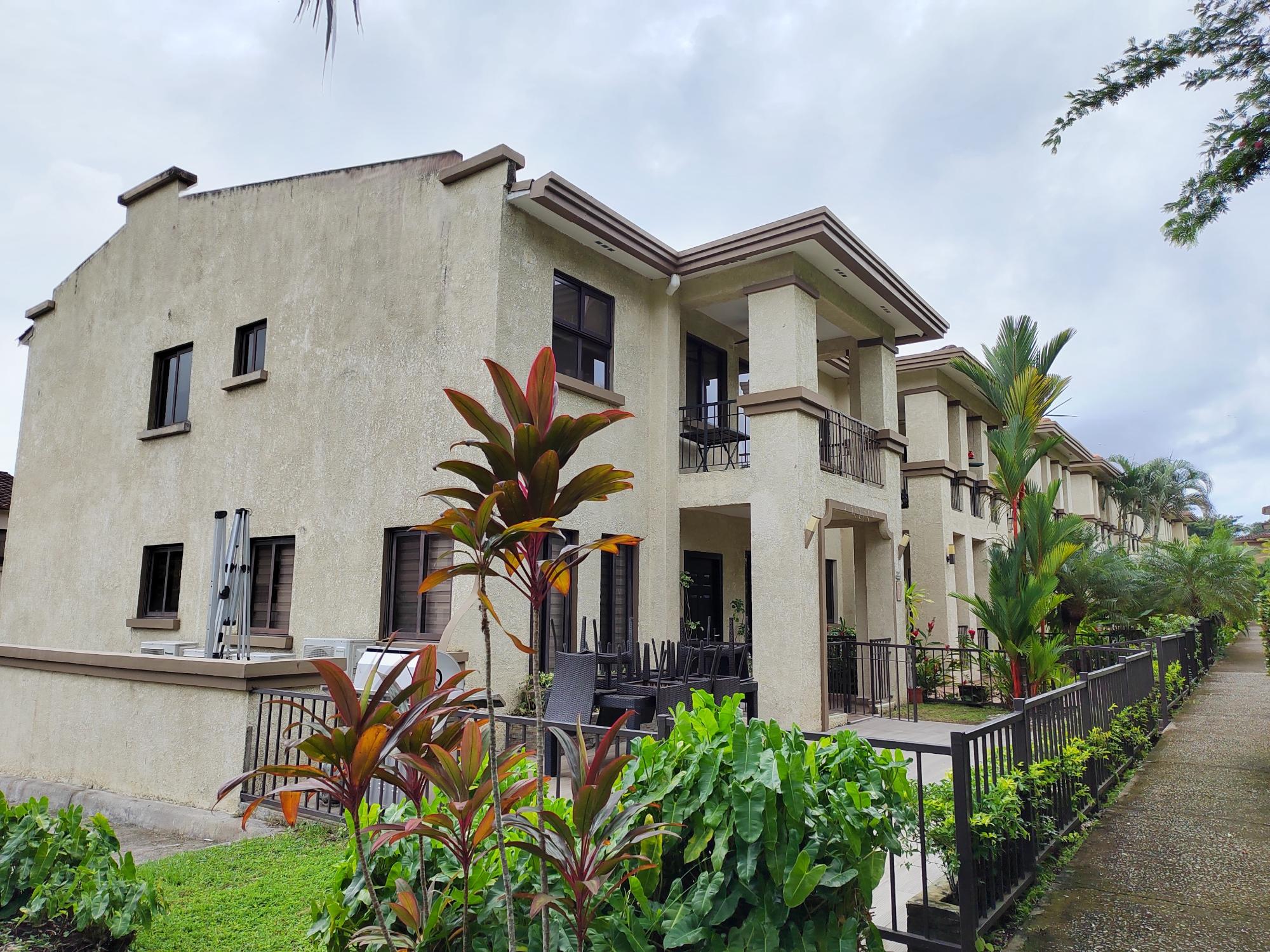 Vendo TownHome En Embassy Club para Inversionistas. Generando Renta.