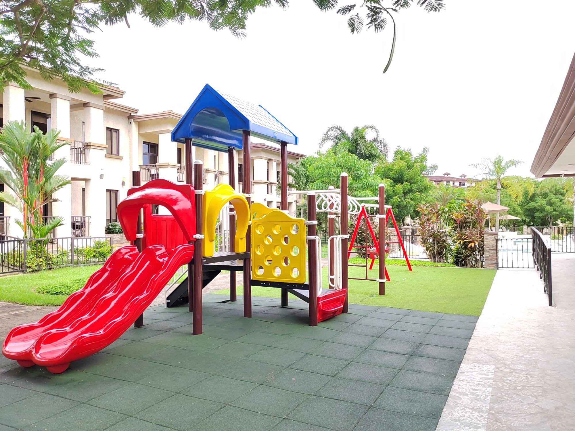 Vendo TownHome En Embassy Club para Inversionistas. Generando Renta.