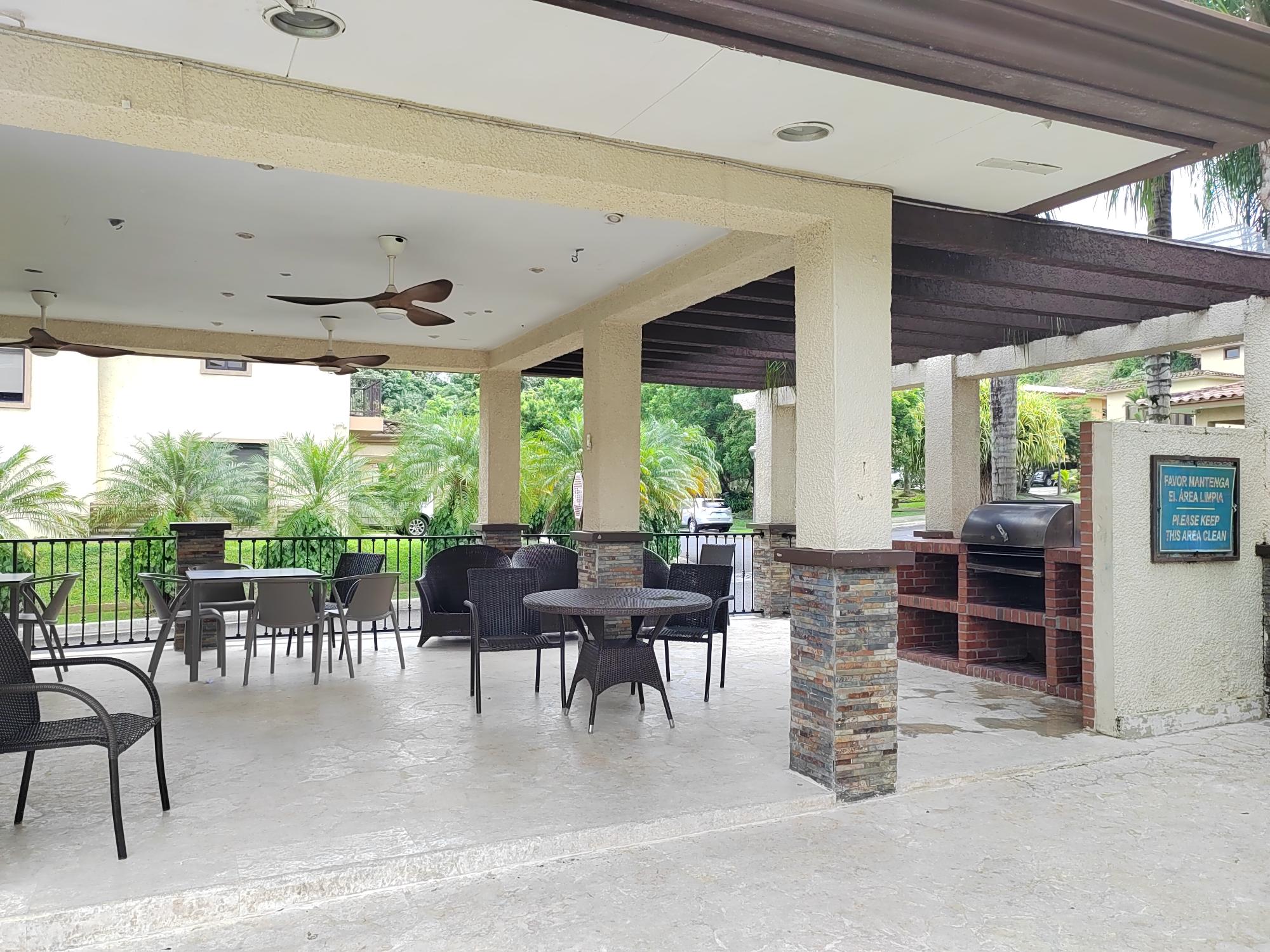 Vendo TownHome En Embassy Club para Inversionistas. Generando Renta.