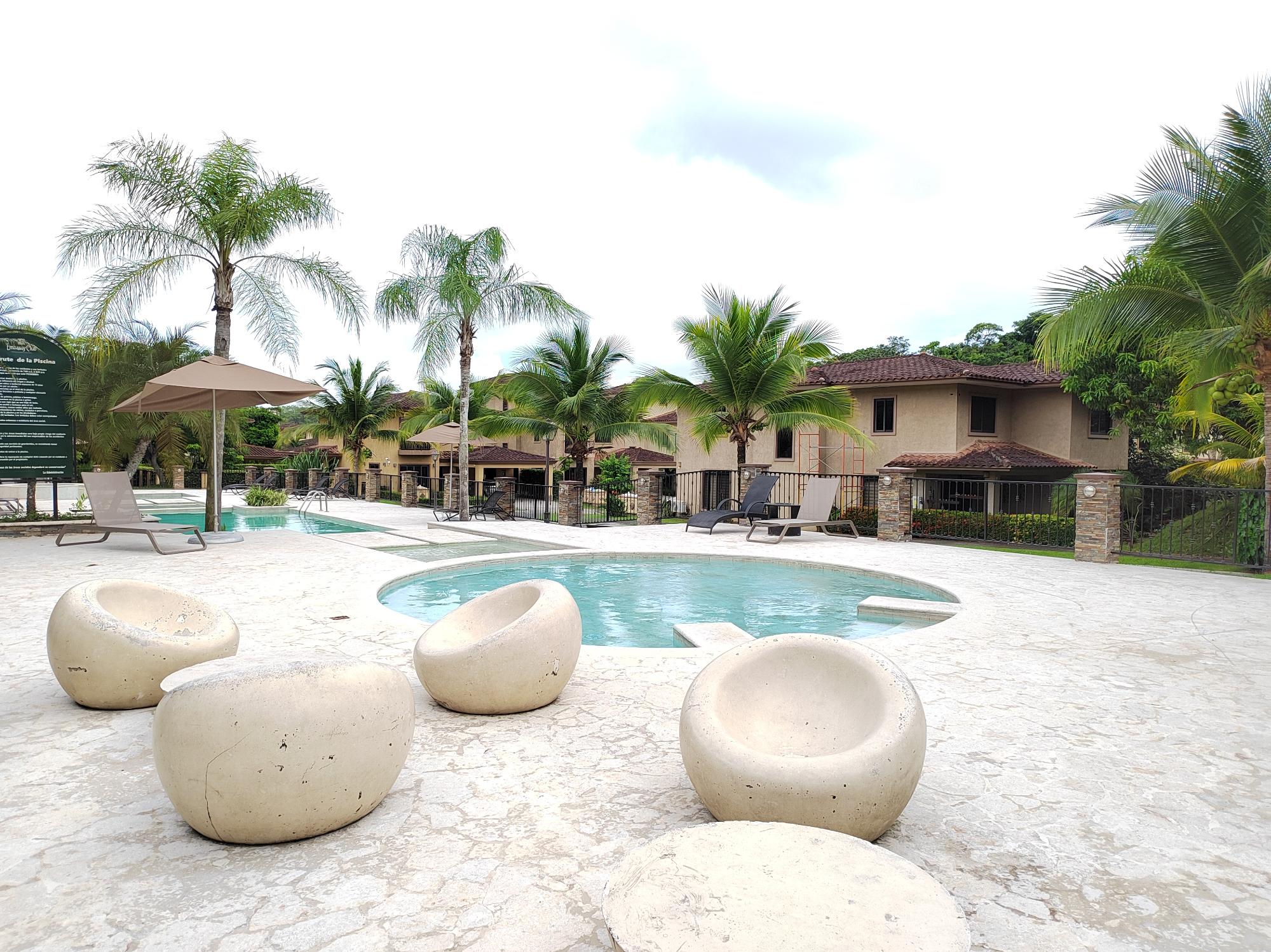 Vendo TownHome En Embassy Club para Inversionistas. Generando Renta.