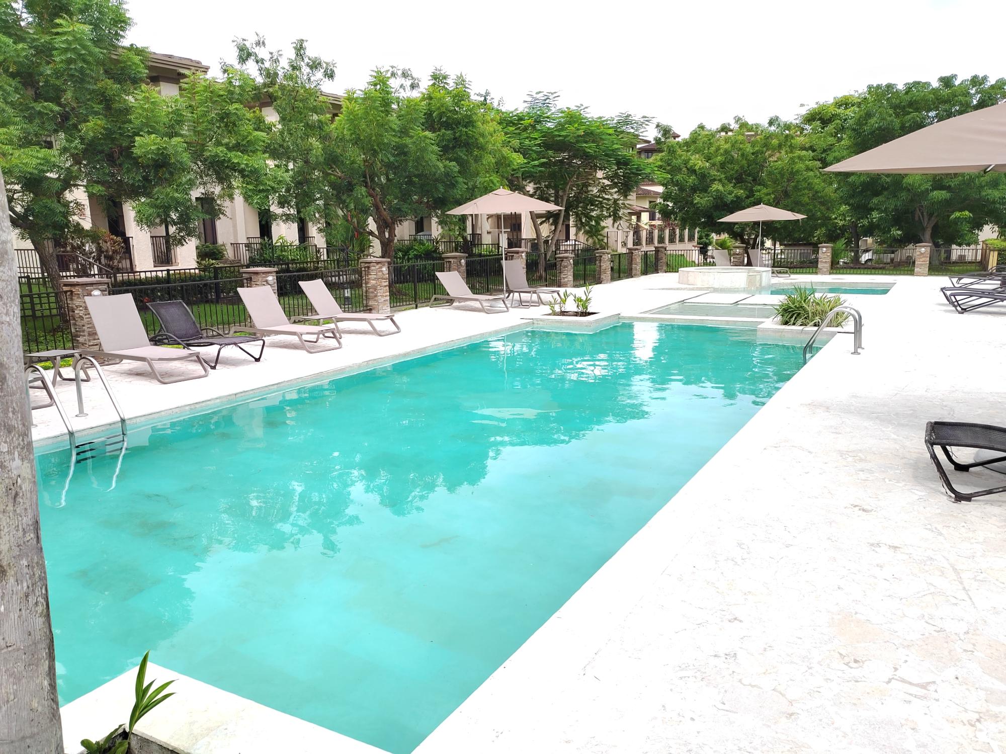 Vendo TownHome En Embassy Club para Inversionistas. Generando Renta.