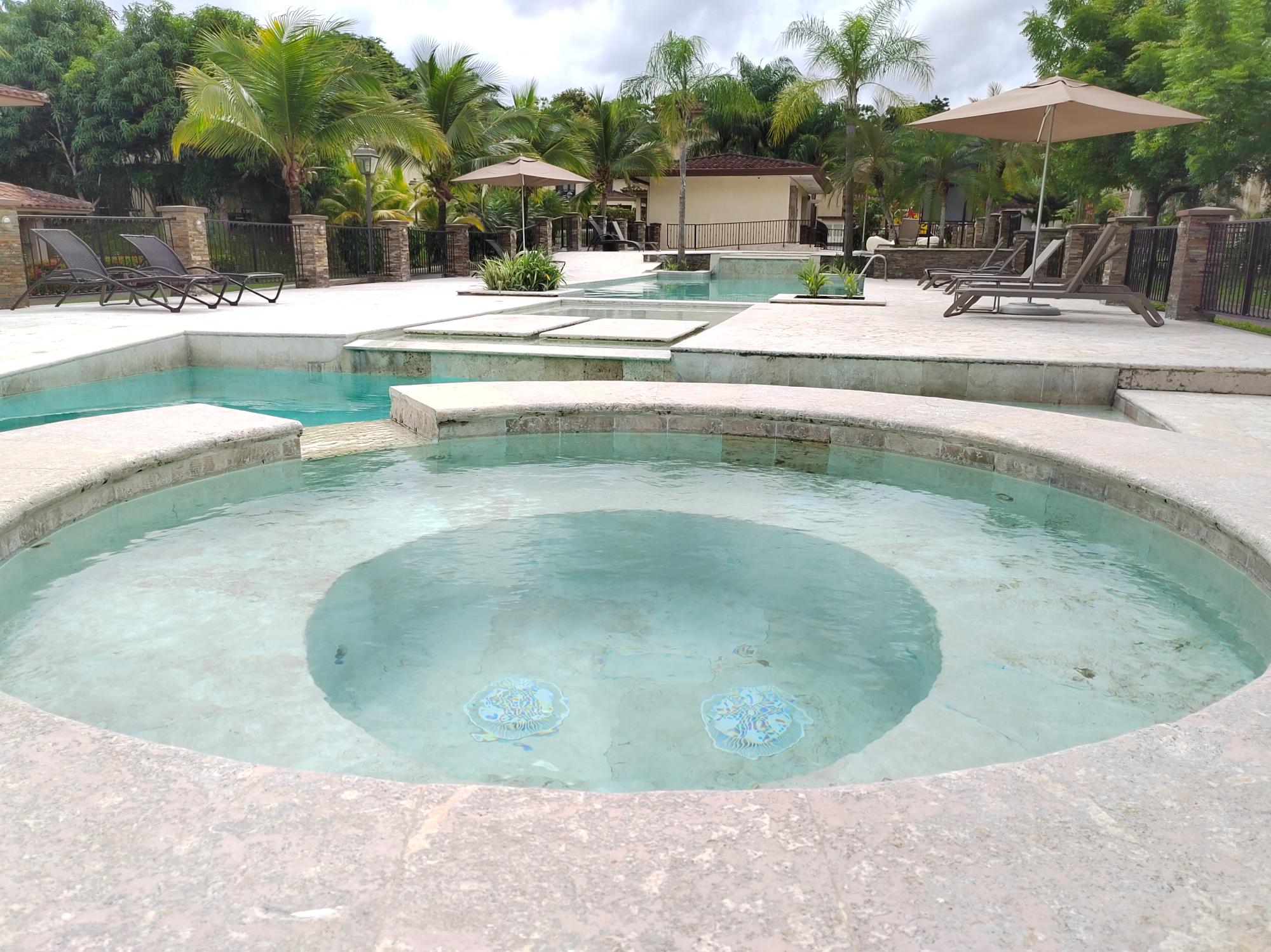 Vendo TownHome En Embassy Club para Inversionistas. Generando Renta.