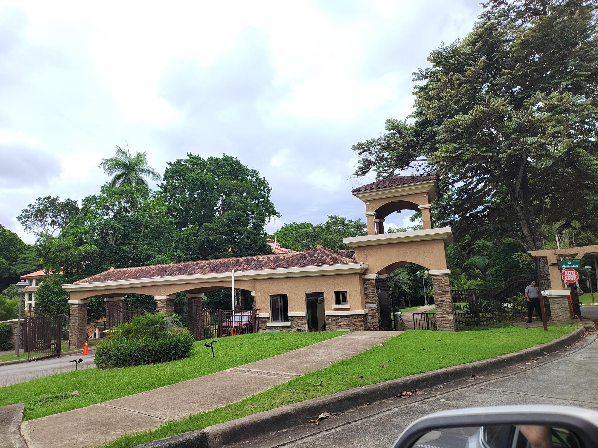 Vendo TownHome En Embassy Club para Inversionistas. Generando Renta.