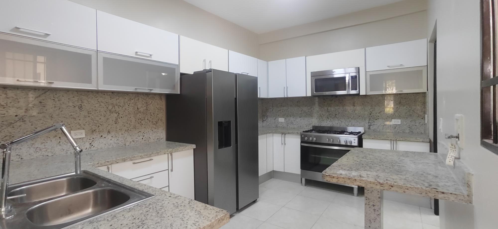 Vendo TownHome En Embassy Club para Inversionistas. Generando Renta.