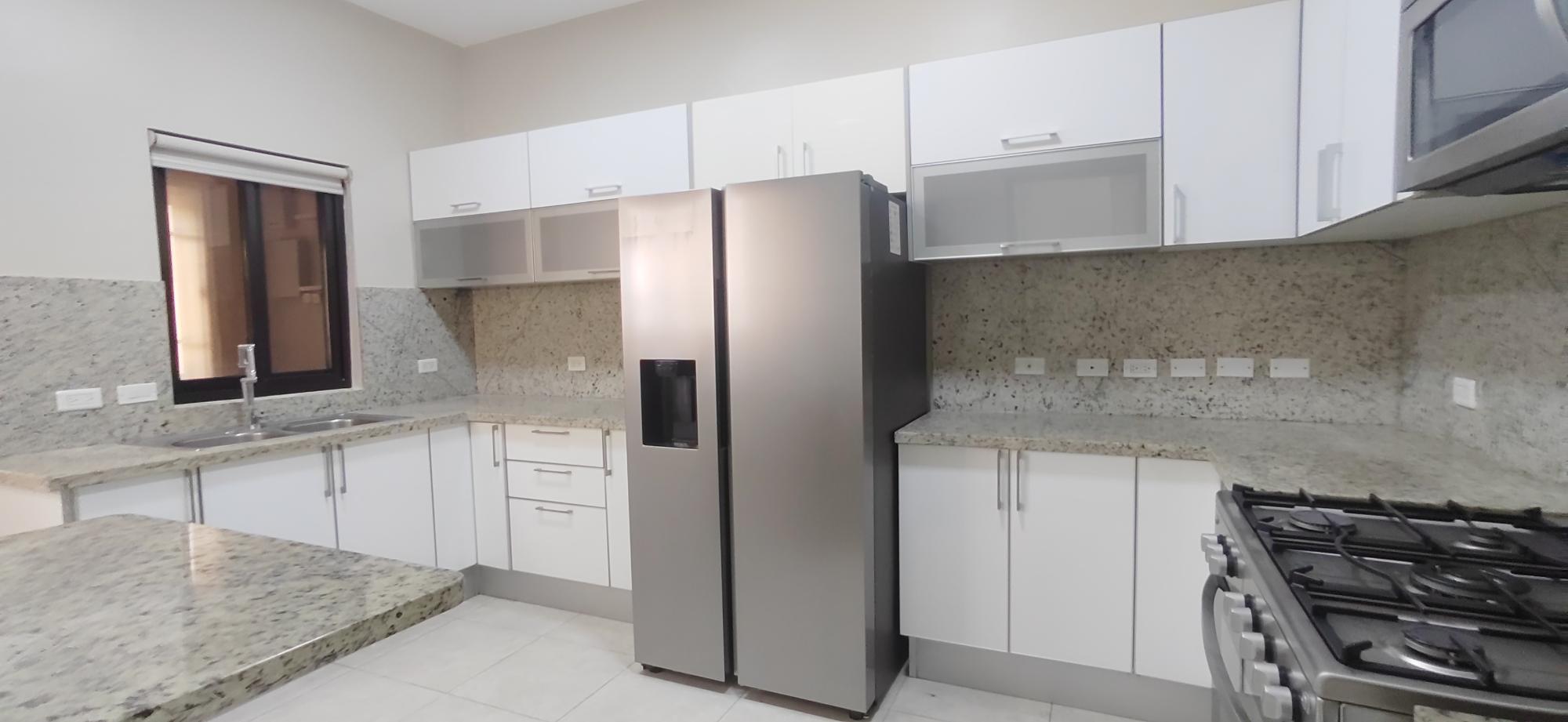 Vendo TownHome En Embassy Club para Inversionistas. Generando Renta.