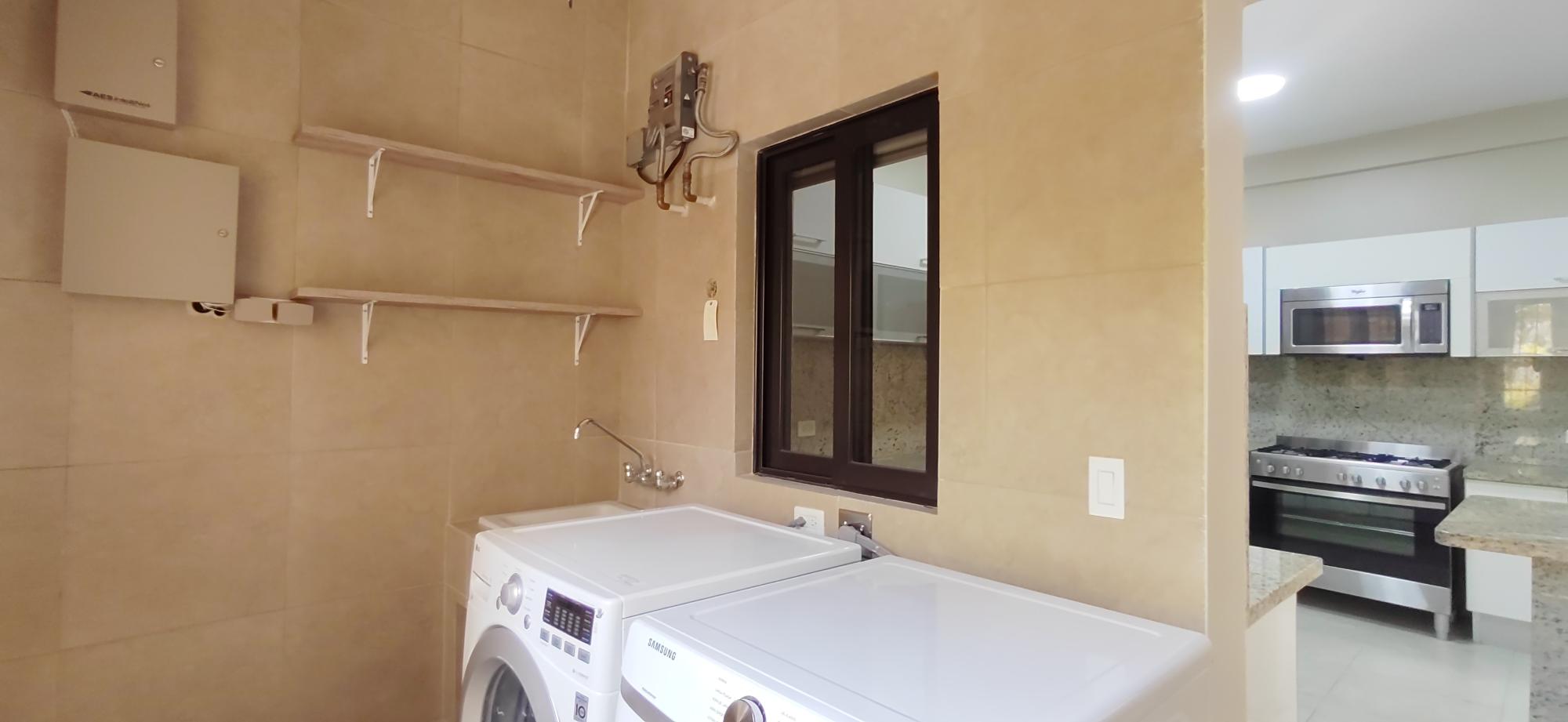 Vendo TownHome En Embassy Club para Inversionistas. Generando Renta.