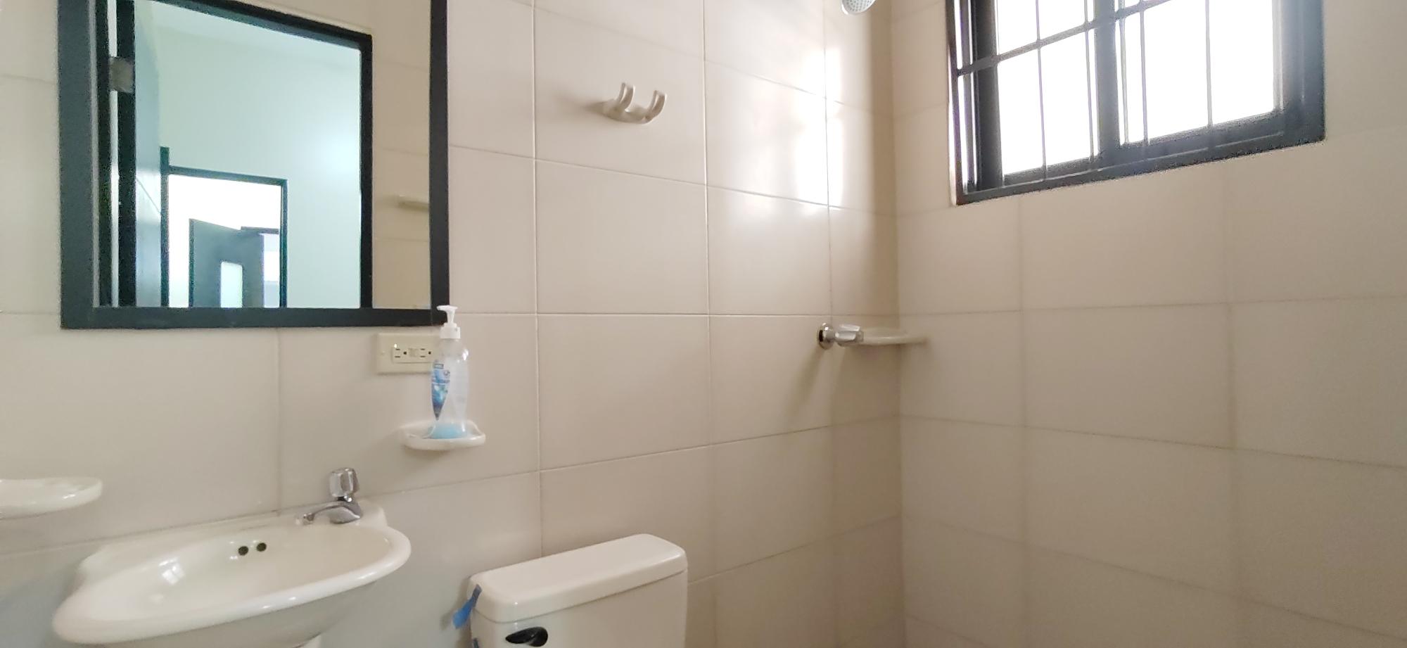 Vendo TownHome En Embassy Club para Inversionistas. Generando Renta.