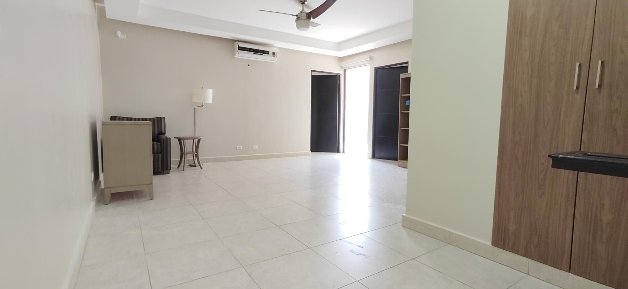 Vendo TownHome En Embassy Club para Inversionistas. Generando Renta.