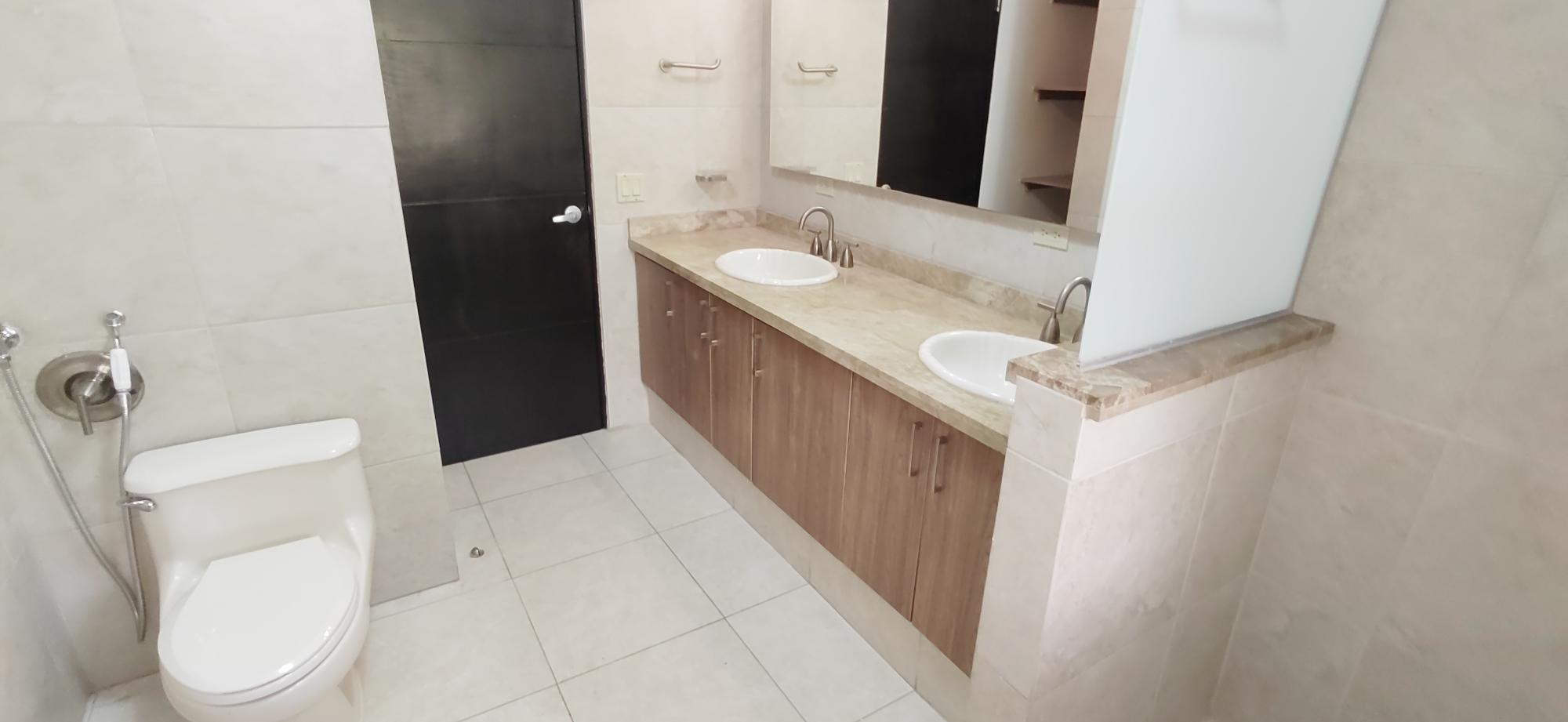 Vendo TownHome En Embassy Club para Inversionistas. Generando Renta.