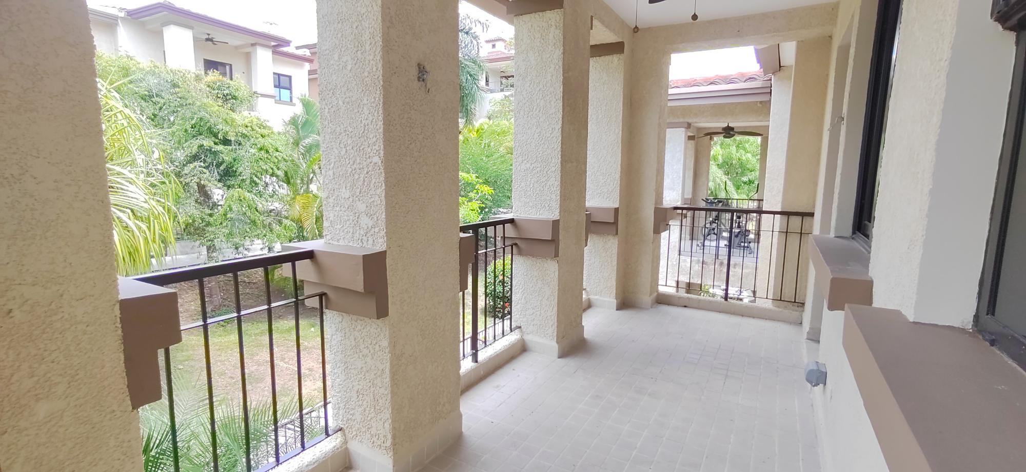 Vendo TownHome En Embassy Club para Inversionistas. Generando Renta.