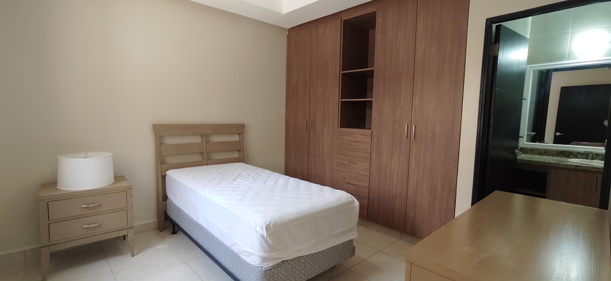 Vendo TownHome En Embassy Club para Inversionistas. Generando Renta.