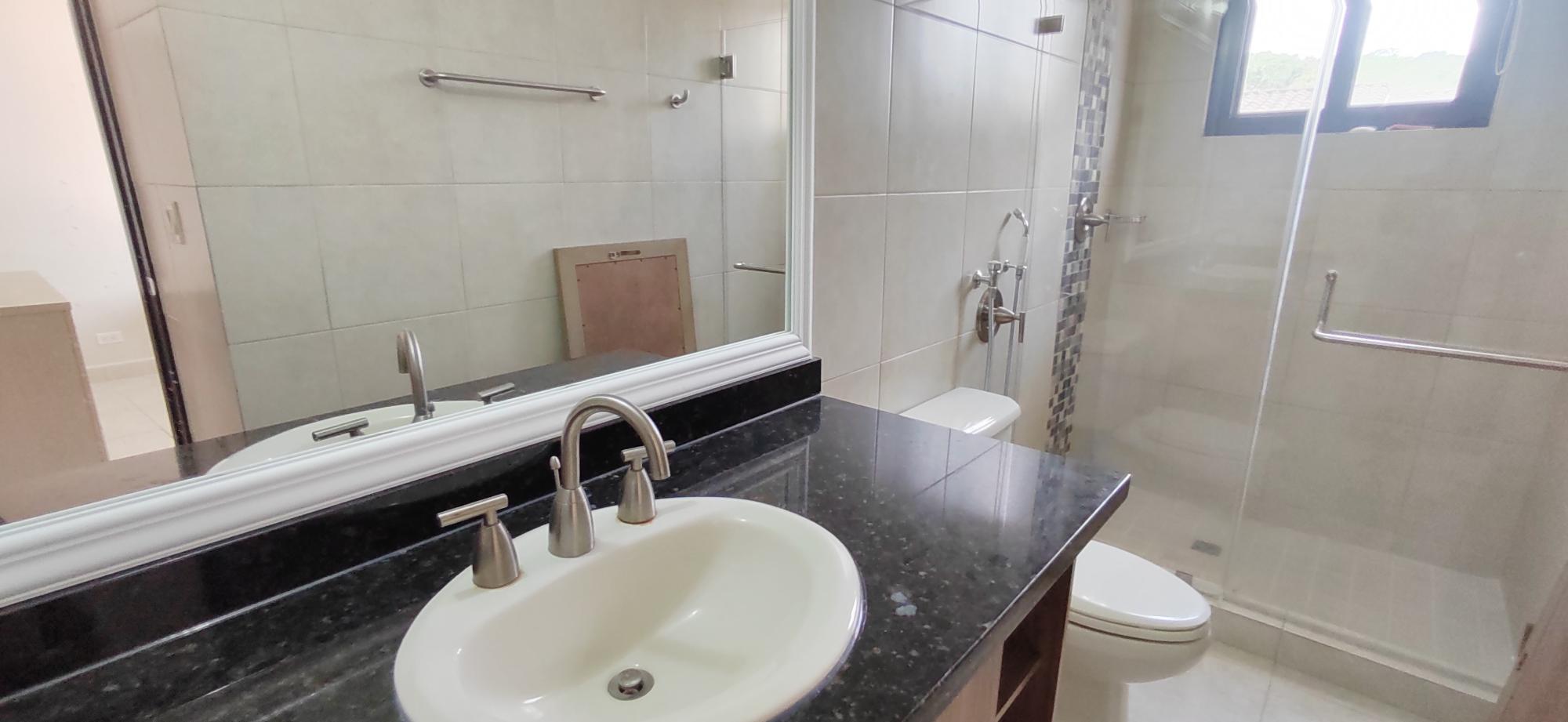 Vendo TownHome En Embassy Club para Inversionistas. Generando Renta.