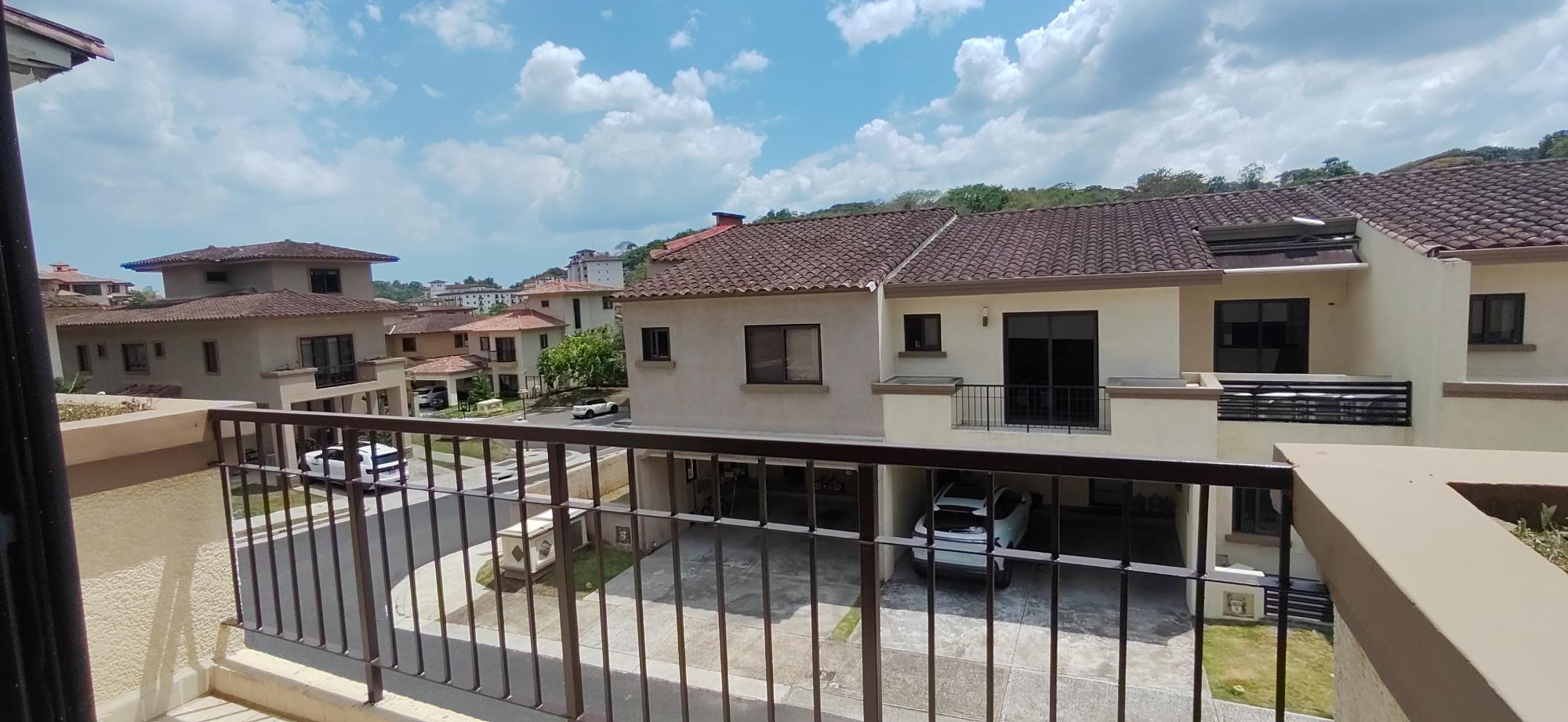 Vendo TownHome En Embassy Club para Inversionistas. Generando Renta.