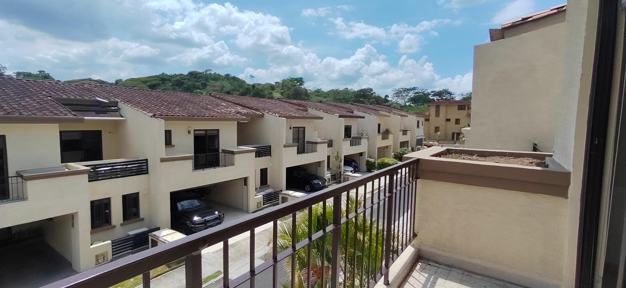 Vendo TownHome En Embassy Club para Inversionistas. Generando Renta.