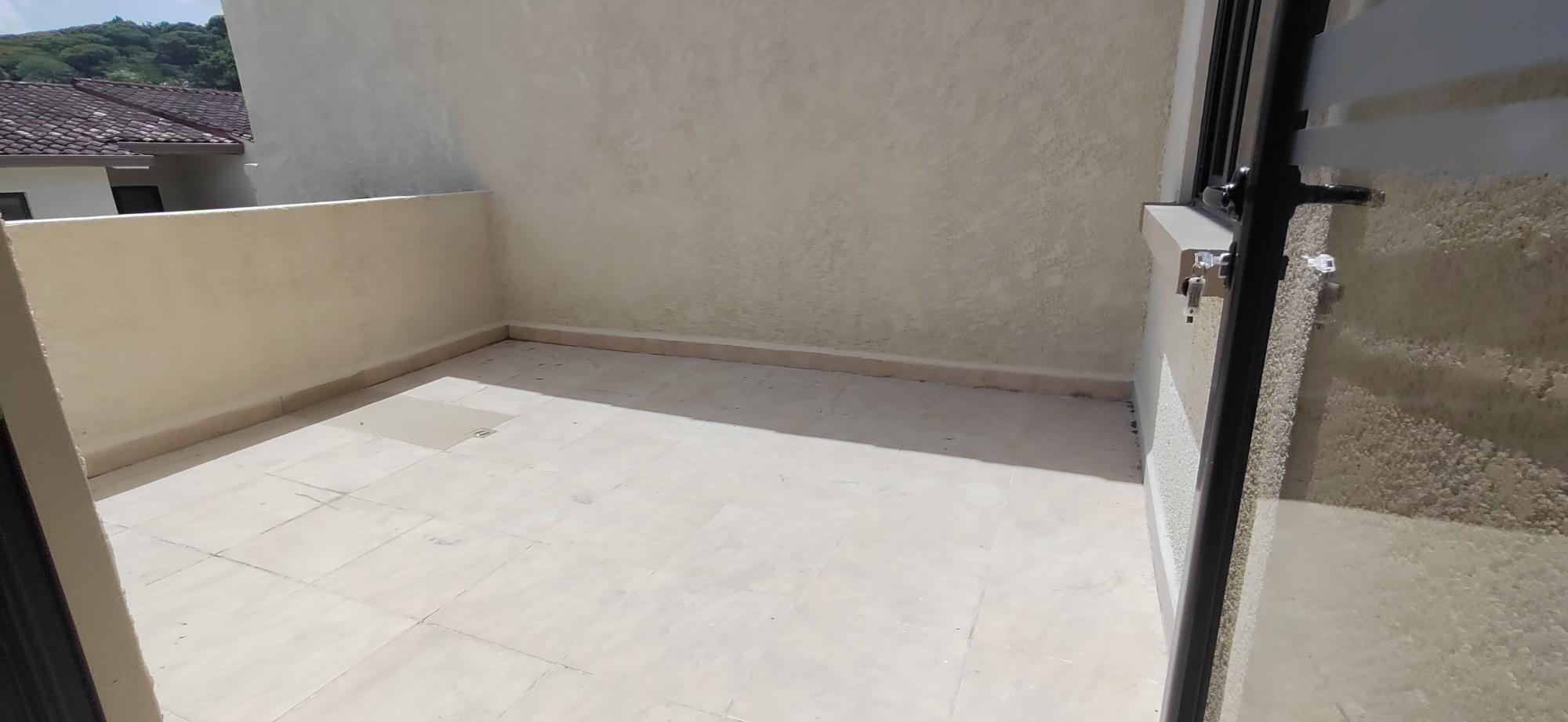 Vendo TownHome En Embassy Club para Inversionistas. Generando Renta.