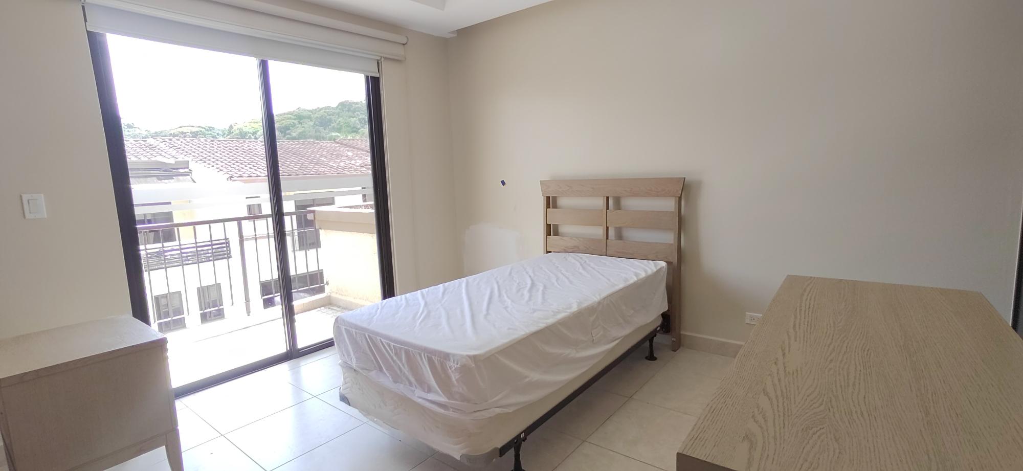 Vendo TownHome En Embassy Club para Inversionistas. Generando Renta.