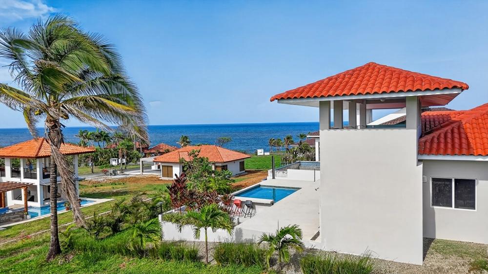 Casa Moderna con Vista al Mar en Andromeda Estates Pedasi