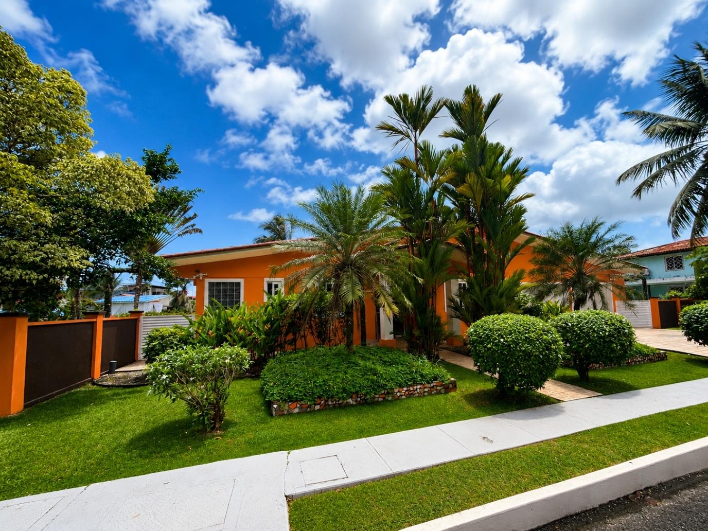 Casa con Piscina en San Marino Oceanfront, María Chiquita, Colón