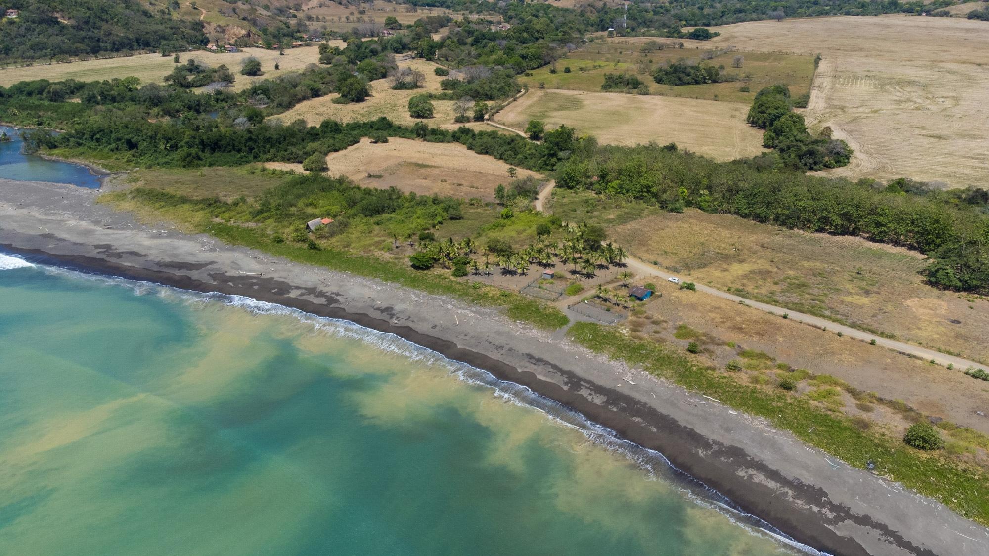 Se Vende Terreno Titulado frente a la playa en Cambutal