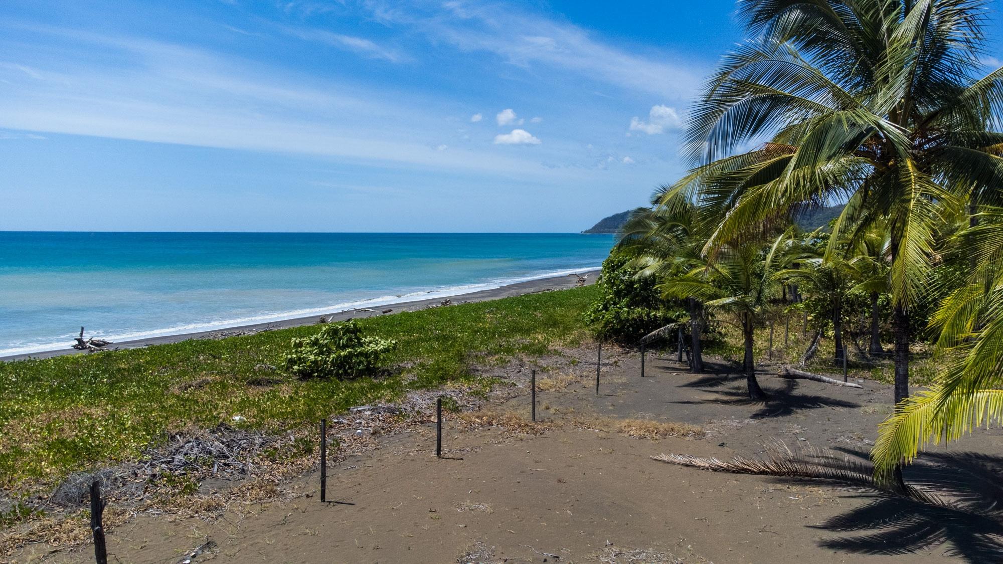 Se Vende Terreno Titulado frente a la playa en Cambutal