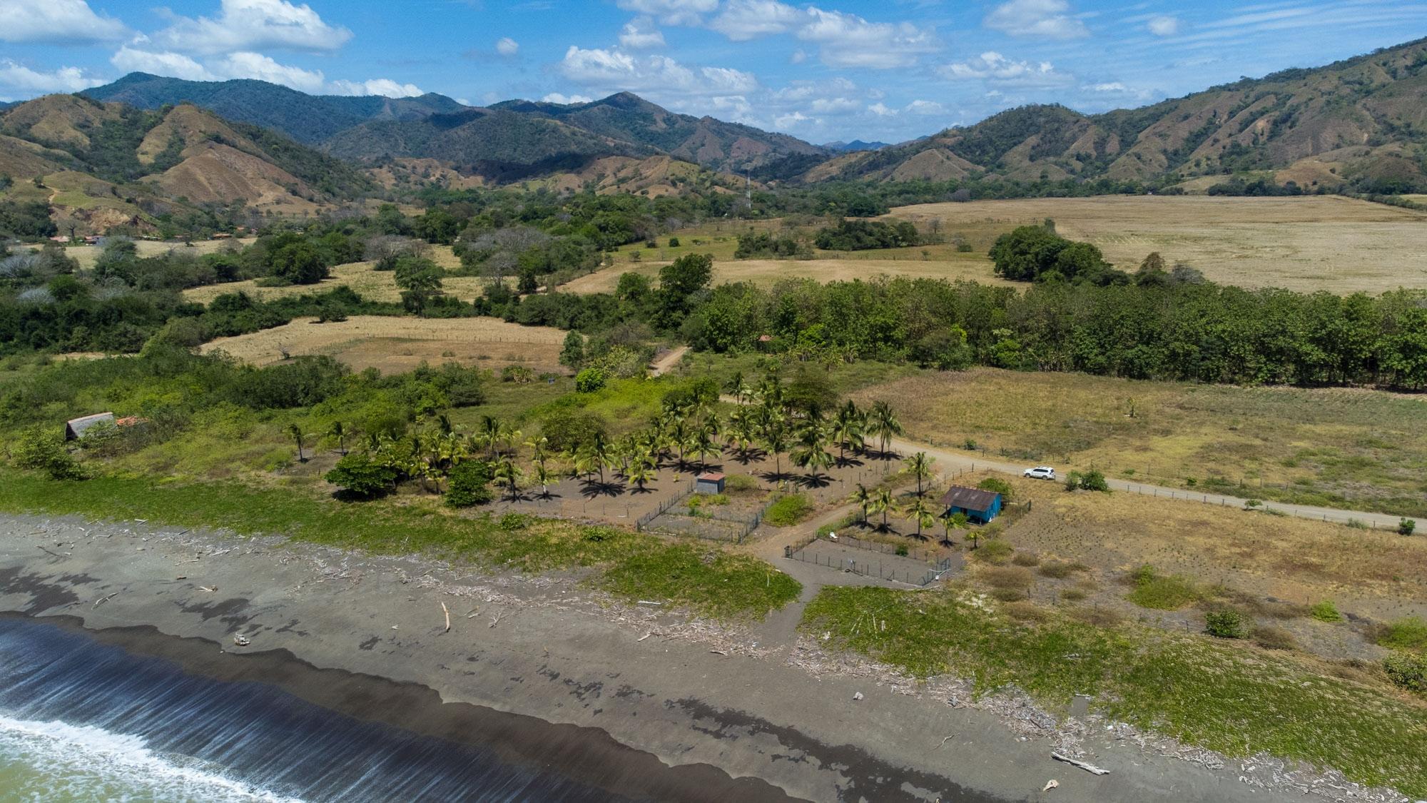 Se Vende Terreno Titulado frente a la playa en Cambutal