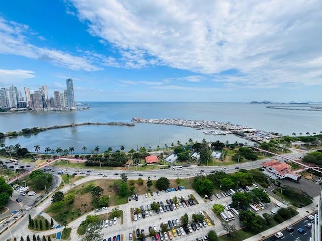 Se vende bonito apartamento frente a la bahia.