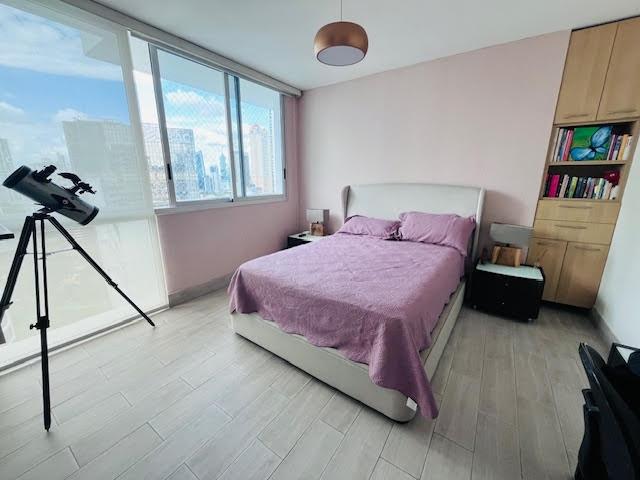 Se vende bonito apartamento frente a la bahia.