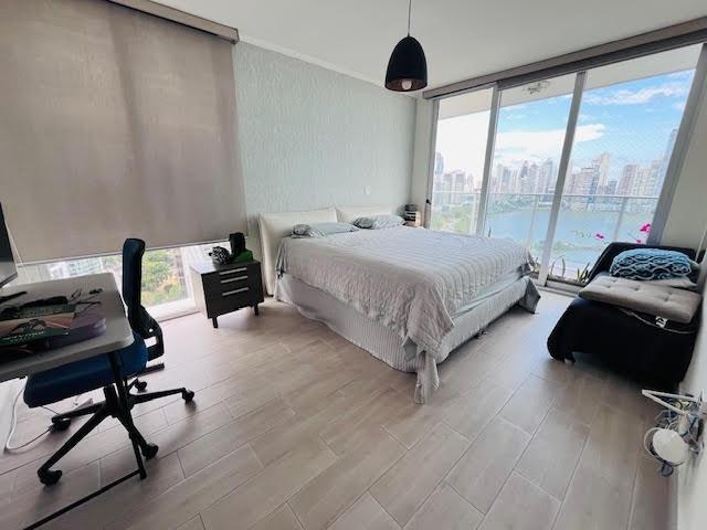 Se vende bonito apartamento frente a la bahia.