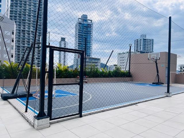 Se vende bonito apartamento frente a la bahia.
