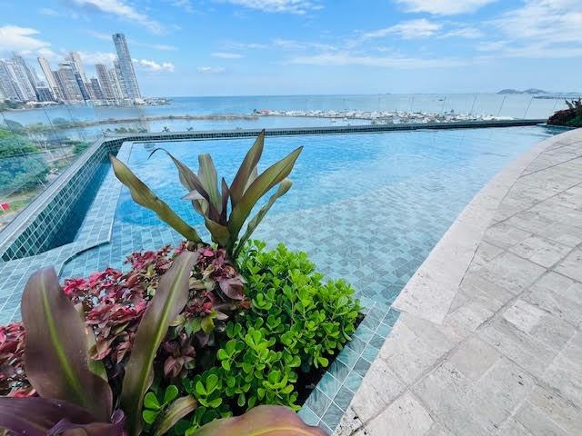 Se vende bonito apartamento frente a la bahia.