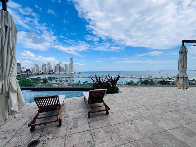 Se vende bonito apartamento frente a la bahia.