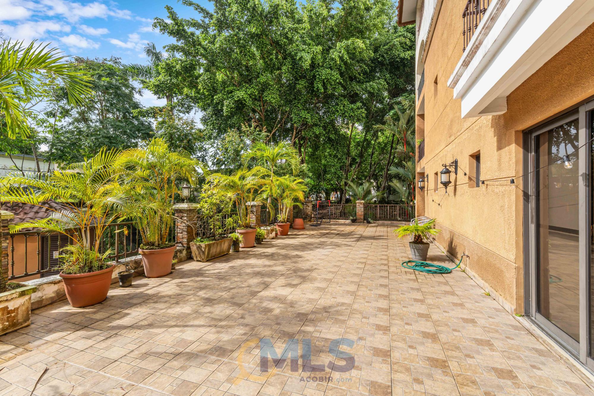 APARTAMENTO CON TERRAZA EN EMBASSY CLUB COURTYARD