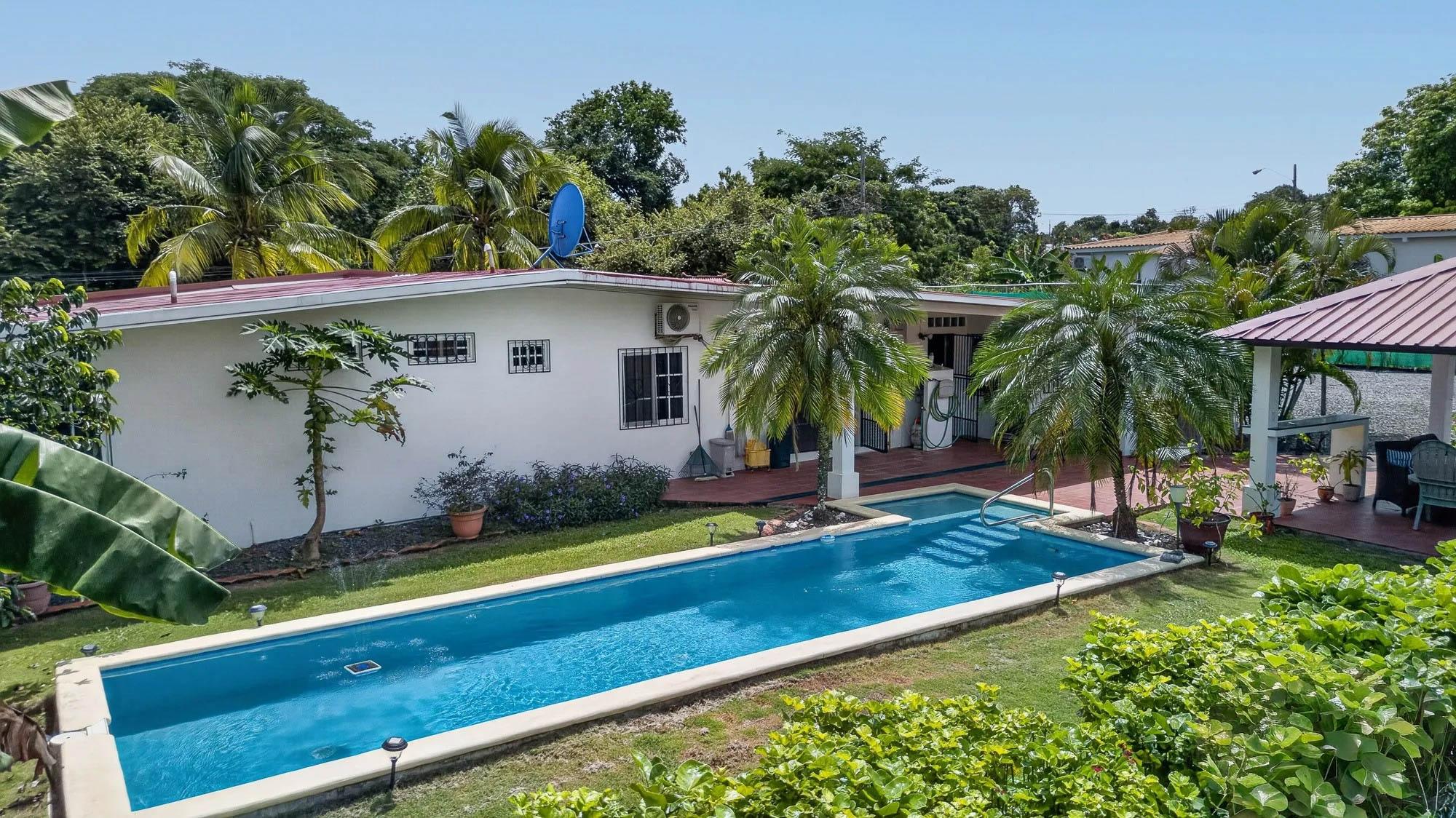Amplia Casa con Piscina y Apartamento para invitados