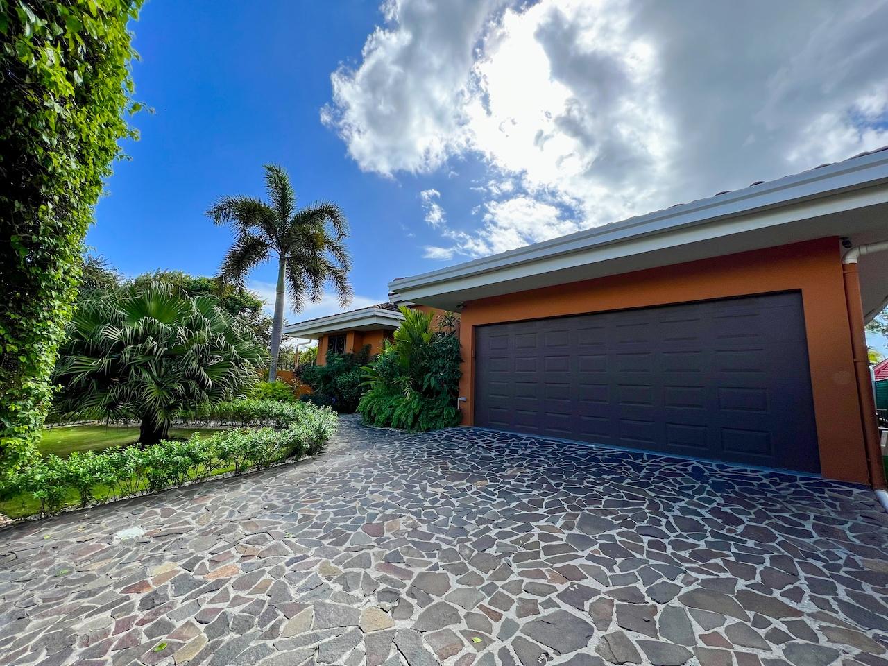 Hermosa casa privada en venta en Coronado.