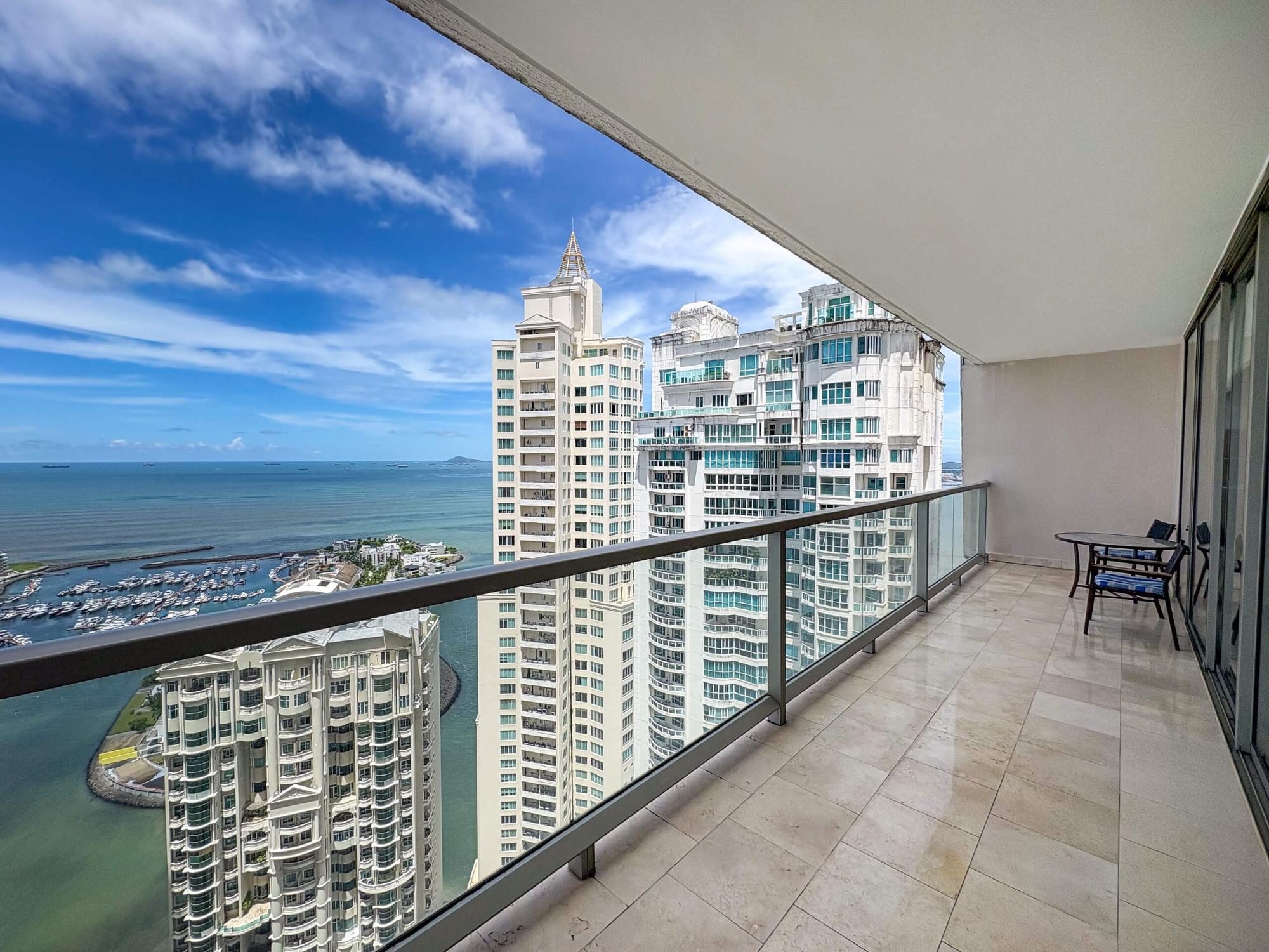 Apartamento en planta alta en Punta Pacífica, Panamá