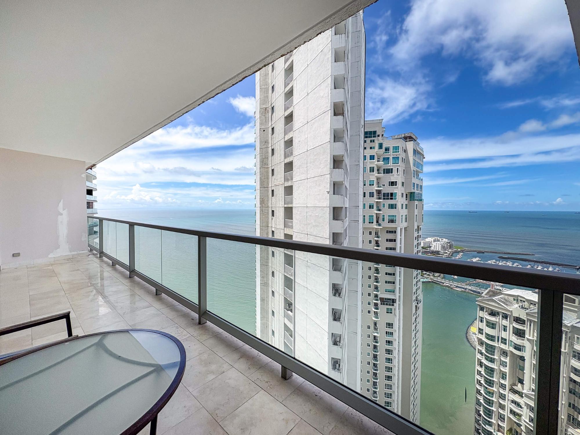 Apartamento en planta alta en Punta Pacífica, Panamá