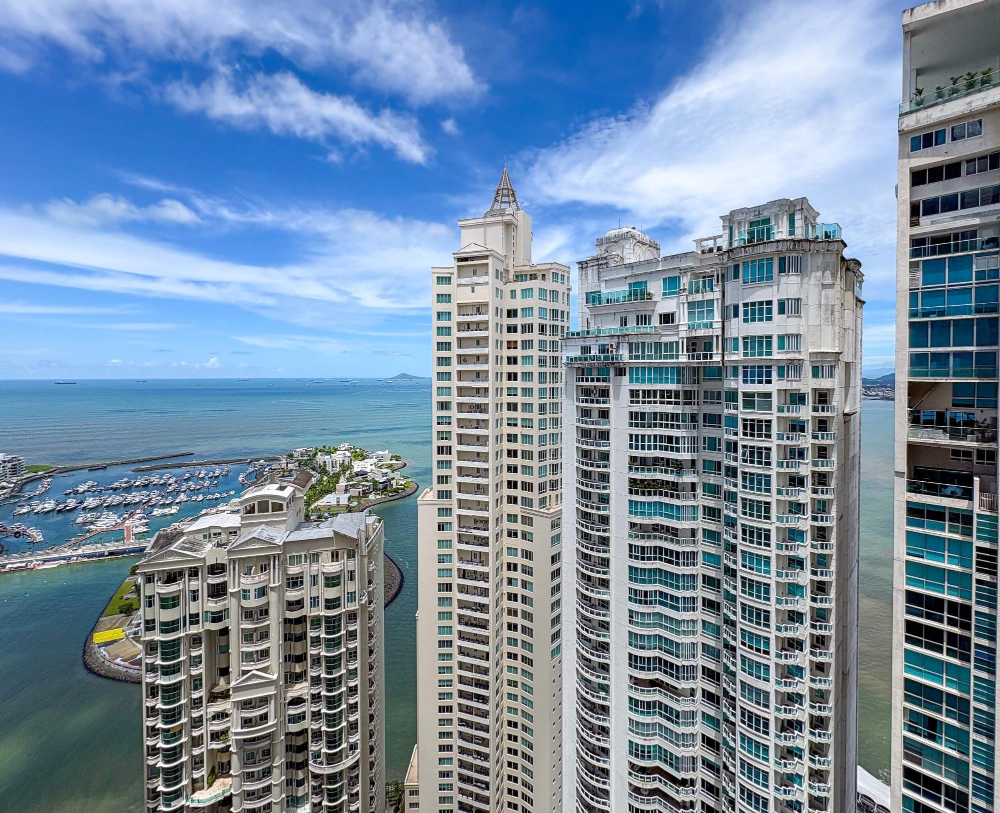 Apartamento en planta alta en Punta Pacífica, Panamá