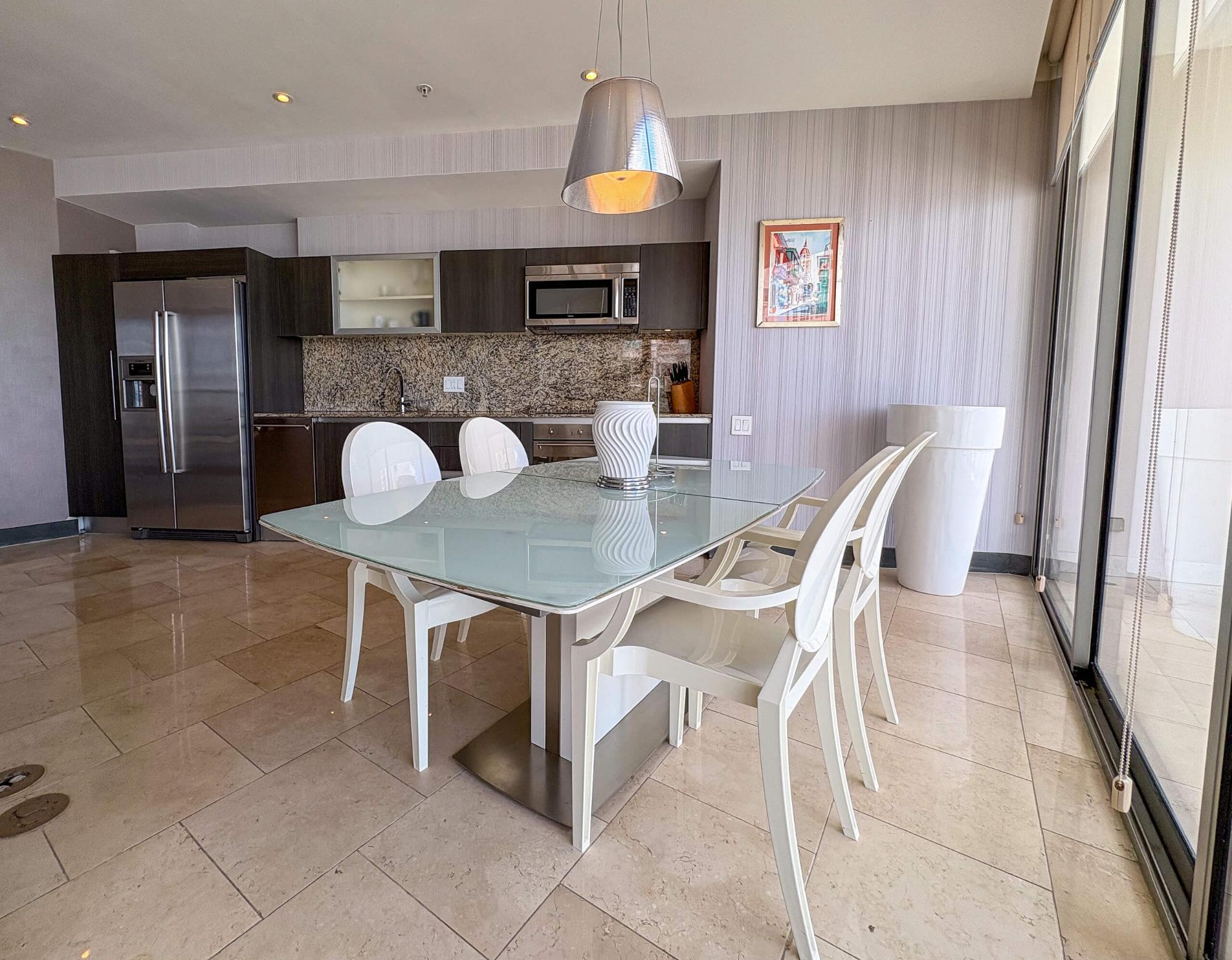Apartamento en planta alta en Punta Pacífica, Panamá