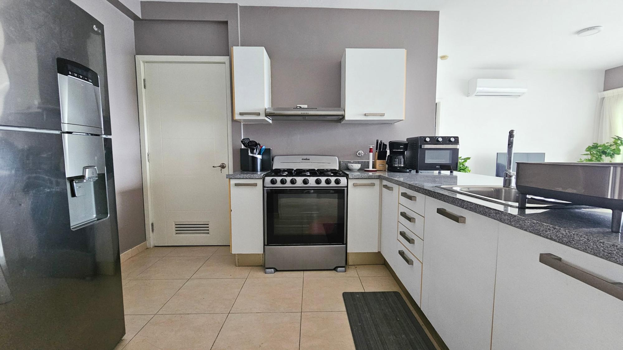 APT AMOBLADO EN PISO ALTO - AV BALBOA - 109 M2