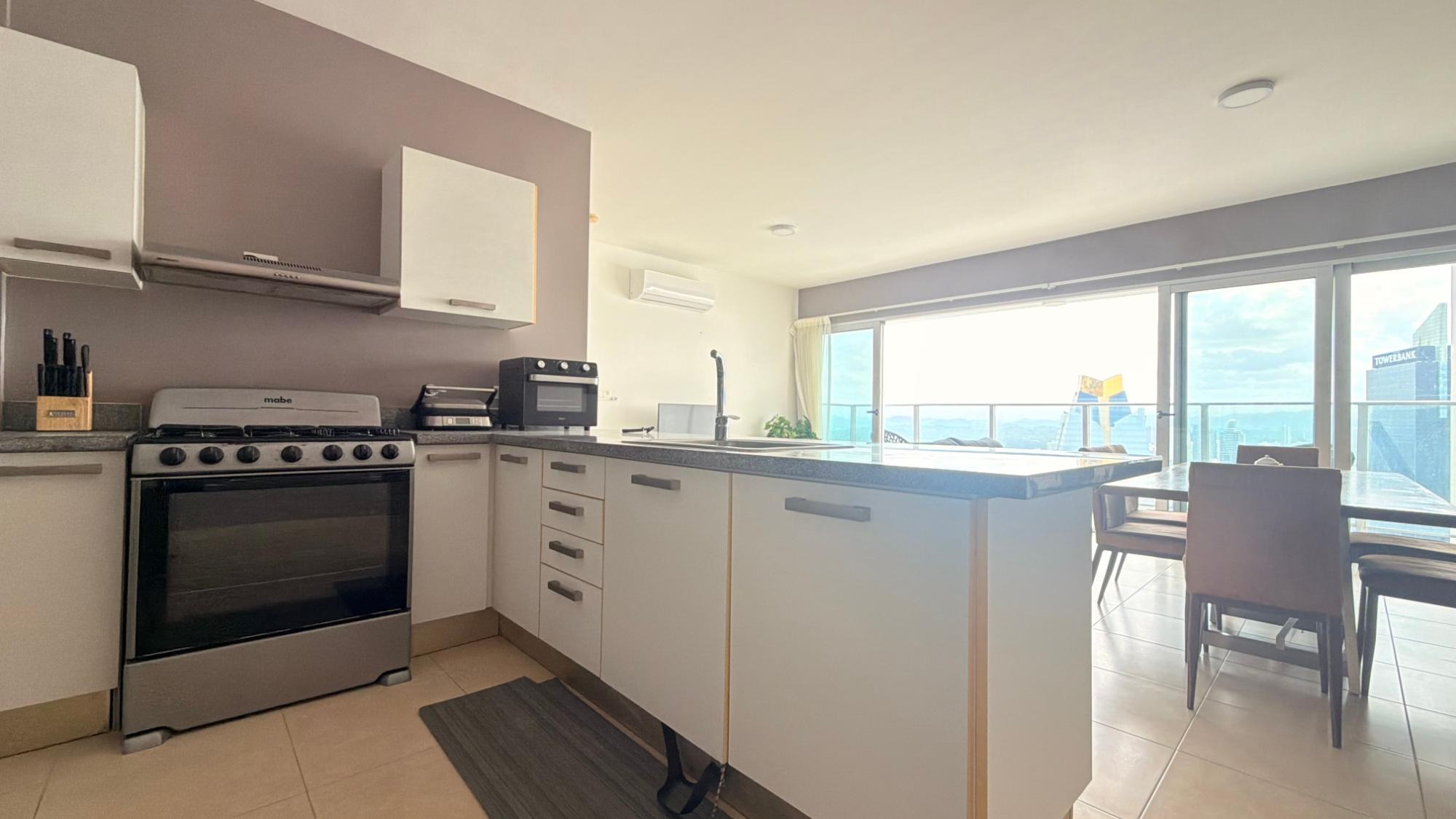 APT AMOBLADO EN PISO ALTO - AV BALBOA - 109 M2
