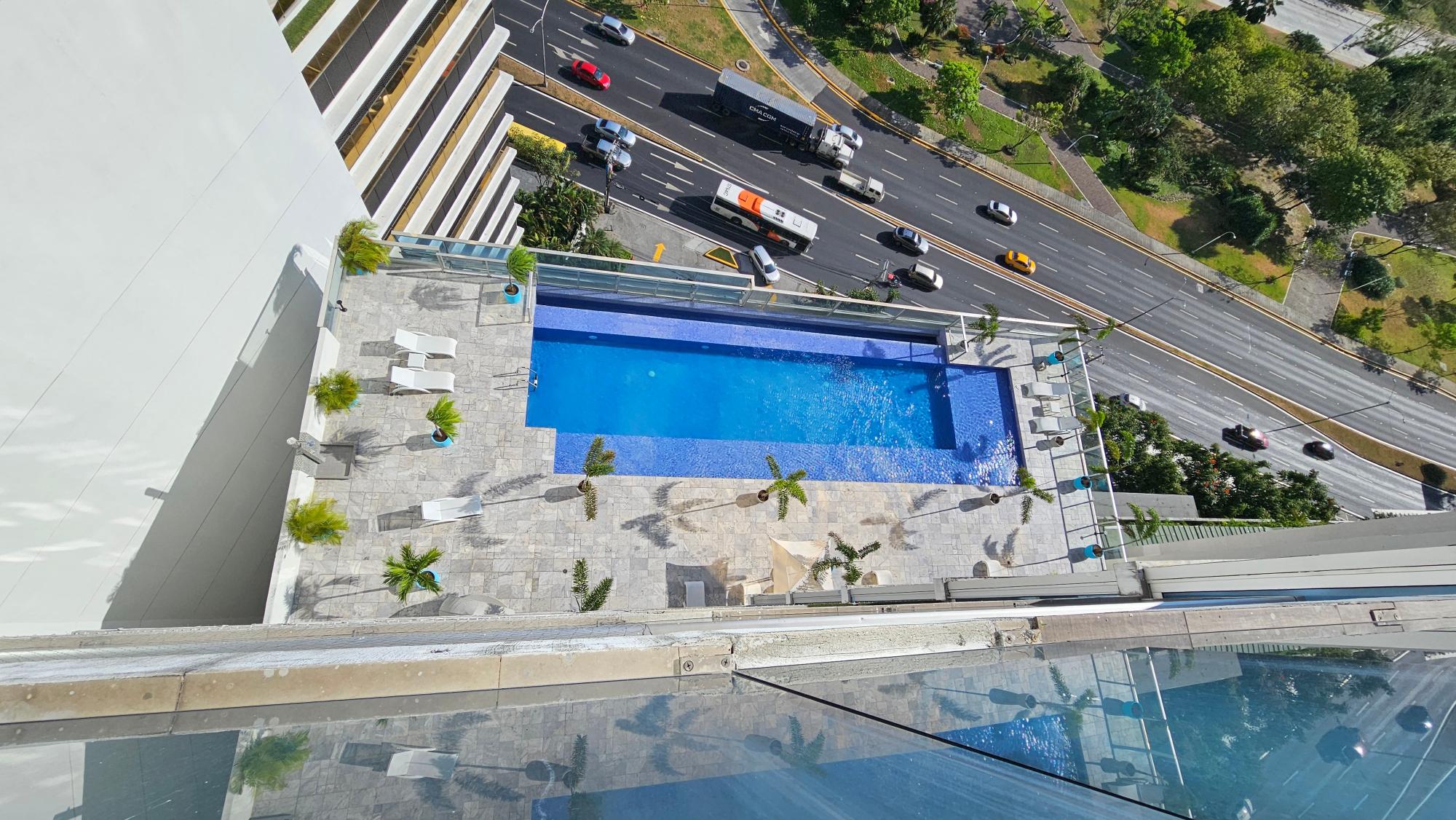 APT AMOBLADO EN PISO ALTO - AV BALBOA - 109 M2