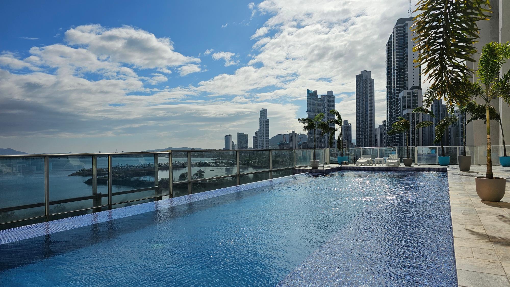APT AMOBLADO EN PISO ALTO - AV BALBOA - 109 M2